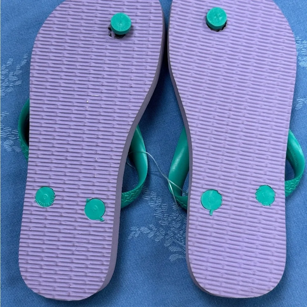 NEW UNWORN HAVAIANAS IN DARLING PURPLE/GREEN PRINT-3/4 YR